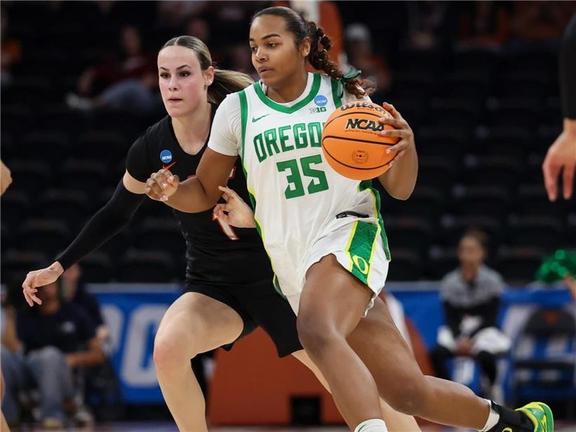 Ehis Etute erzielt wichtigen Korb für die Ducks im Basketballspiel am Freitag