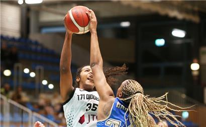 Ehis Etute zeigte in der ersten Halbzeit immer wieder, dass sie auch gegen routinierte Profi-Spielerinnen bestehen kann
