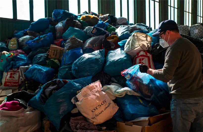 Ehrenamtliche Mitarbeiter der deutschen NGO Tentaja sichten in Berlin die Spenden von Privatpersonen für die Kriegsflüchtlinge in der Ukraine im Rahmen ihrer Initiative „Spendenbrücke Ukraine“
