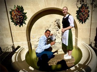 Ehrengast Max Hahn durfte den Wein aus dem Wunderbrunnen ausschenken