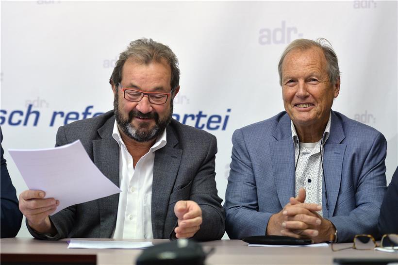 Ehrenpräsident Robert Mehlen (r., mit Gast Gibéryen) plädiert dafür, die Flüchtlingsfrage erst einmal auszuklammern
