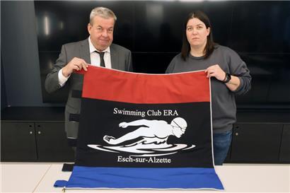 Ehrenpräsident Romain Hansen und die aktuelle Vereinsvorsitzende Cindy Hansen mit der neuen Klubfahne
