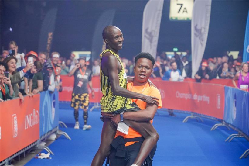 Ehrenrunde für Sieger Ezekiel Kiprop Koech auf den Armen eines Helfers 
