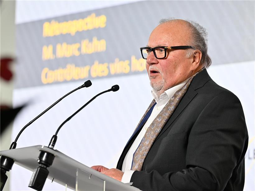 Ehrenweinkontrolleur Marc Kuhn bei der Weinprüfung mit Weinprobe und Qualitätskontrolle