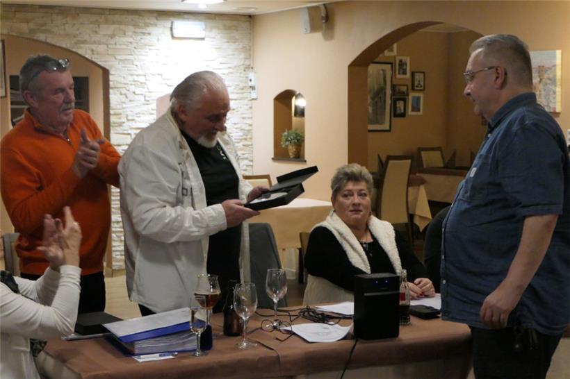 Ehrung für Gaston Parage, Präsident des internationalen Verbandes