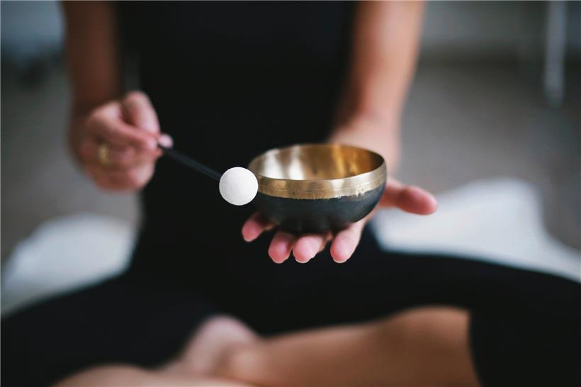 Eigentlich sollte es bei dem Kurs um „klangvolle Entspannung“ gehen. Doch die Online-Übertragung hat dem Klang nicht Rechnung getragen.
