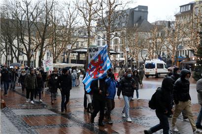 Eigentlich wollten die Teilnehmer vom Bahnhof zum Glacis und zurück. Dennoch bricht der Protestzug am Nachmittag ins Stadtzentrum aus.
