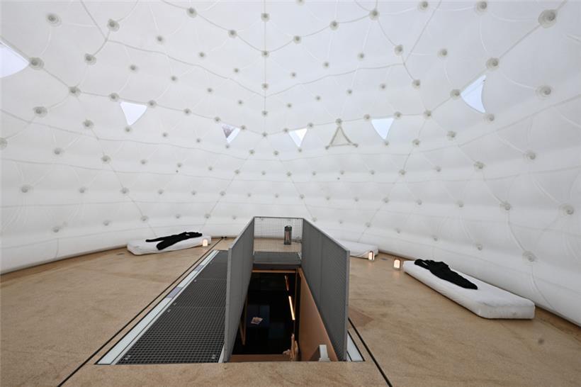 Eigentliche sollte die Hülle transparent sein, damit man den Sternenhimmel sehen...