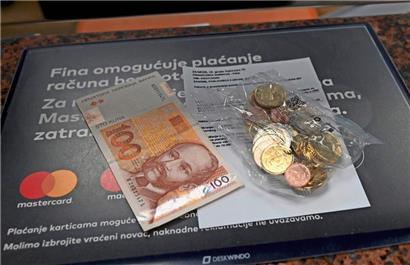 Ein 100 Kuna-Schein liegt neben einem Starter-Kit mit neuen kroatischen Euro-Münzen: Kroatien führt mit dem 1. Januar 2023 die Gemeinschaftswährung ein
