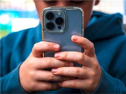 Ein 14-jähriger Junge daddelt auf seinem Handy im australischen Gosford
