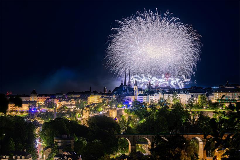Lichterspektakel über Hauptstadt am Abend mit Feueralarm nach 17-minütiger Show
