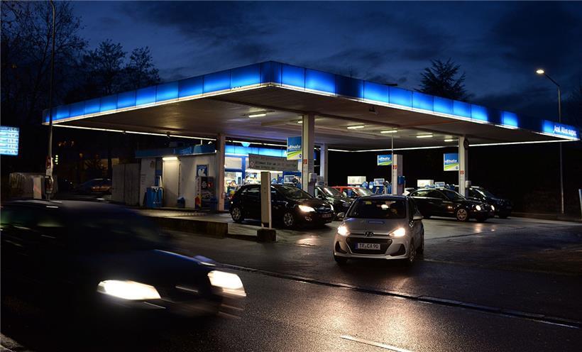 Ein 19-Jähriger hat in einer Tankstelle in Saarburg eine Corona-Erkrankung vorgetäuscht – und andere Menschen angehustet
