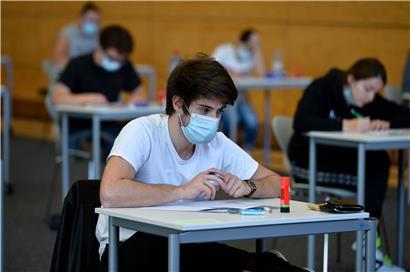 Ein Abiturient des „Lycée Hubert Clément“ in Esch beim Examen
