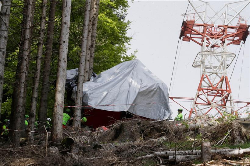 Ein Absperrband ist um die Trümmer einer Seilbahngondel gespannt, nachdem diese am norditalienischen Monte Mottarone abgestürzt ist
