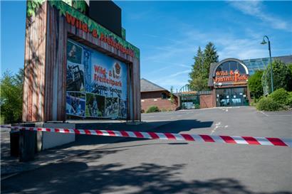Ein Absperrband versperrt den Zugang zum Wild- und Freizeitpark Klotten. Der Park ist am Sonntag geschlossen, da am Samstag eine Frau auf einer Achterbahn tödlich verunglückt ist und die polizeilichen Untersuchungen laufen. 

