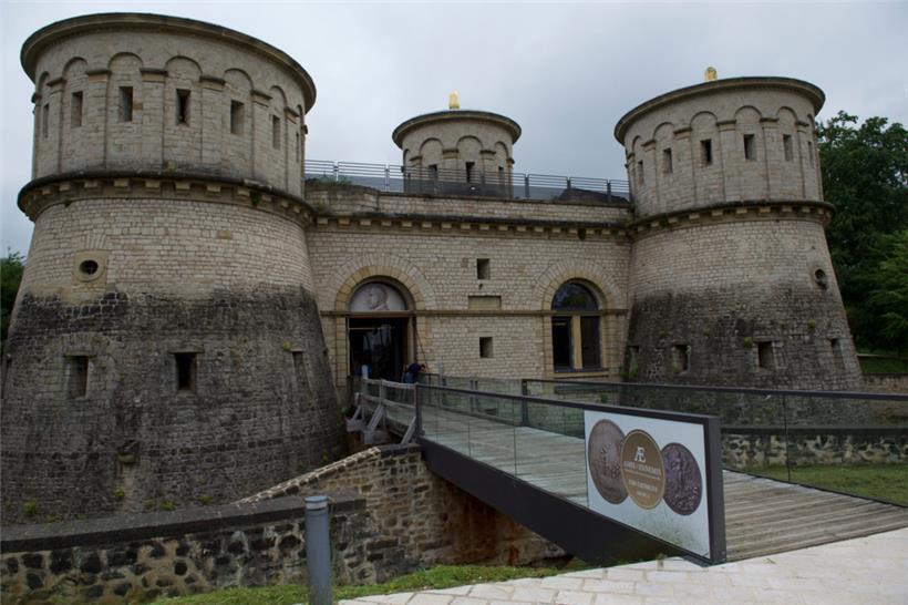 Ein Abstecher ins „Musée Dräi Eechelen“, das 2022 sein zehnjähriges Bestehen feiert, lohnt sich. Auch in anderen Museen in Luxemburg-Stadt gibt es neue interessante Ausstellungen, die man Mitte Mai besuchen kann.
