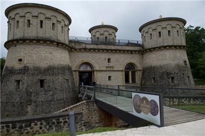 Ein Abstecher ins „Musée Dräi Eechelen“, das 2022 sein zehnjähriges Bestehen feiert, lohnt sich. Auch in anderen Museen in Luxemburg-Stadt gibt es neue interessante Ausstellungen, die man Mitte Mai besuchen kann.
