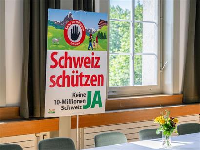 Abstimmungsplakat der SVP für Volksinitiative „Keine 10-Millionen-Schweiz“ im Saal beim Abstimmungsstand zur Nachhaltigkeitsinitiative