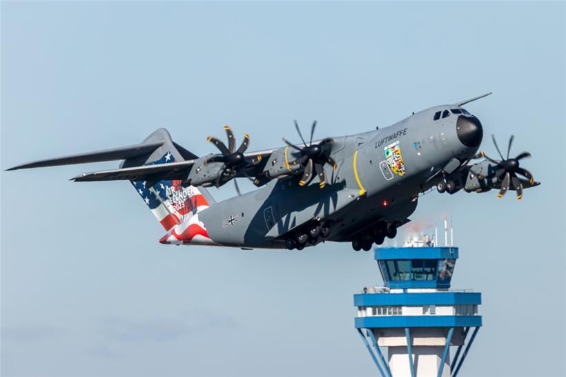 Ein Airbus A400M mit der Sonderfolierung zur Übung „Air Defender 2023“ bei der Landung auf dem militärischen Teil des Flughafens Köln/Bonn
