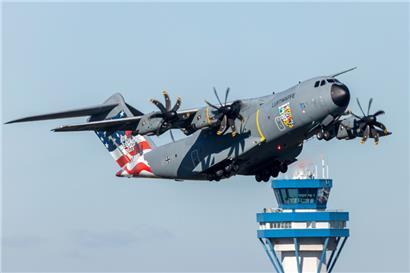 Ein Airbus A400M mit der Sonderfolierung zur Übung „Air Defender 2023“ bei der Landung auf dem militärischen Teil des Flughafens Köln/Bonn
