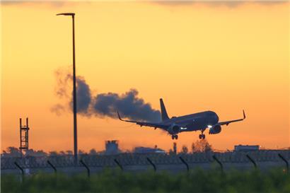 Ein Airbus der Luftwaffe landet mit aus dem Sudan evakuierten Bundesbürgern auf dem Flughafen BER
