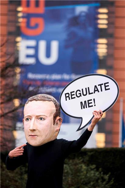 Ein Aktivist mit einer Maske des Facebook-CEO Mark Zuckerberg unterstützte gestern vor dem Berlaymont-Gebäude die EU-Kommission in ihrem Vorhaben
