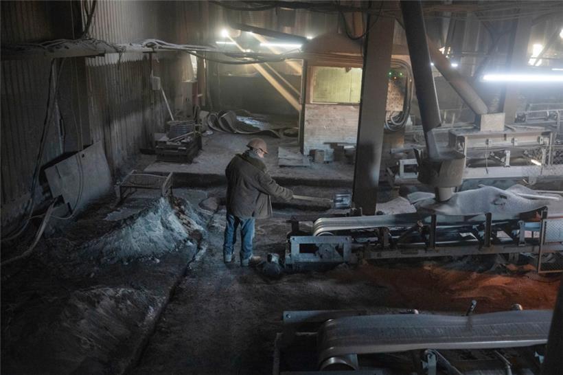 Ein Arbeiter bearbeitet das Erz zur Reinigung von Ilmenit, einem Schlüsselelement für die Gewinnung von Titan, im führenden Titanbergbauunternehmen der Ukraine
