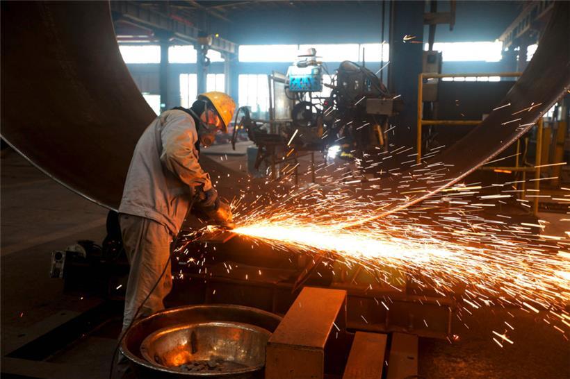 Ein Arbeiter fertigt in einer Fabrik in der Provinz Jiangsu Teile für Windkraftanlagen. 2024 hat China rund 400 Gigawatt an Solar- und Windenergie installiert – mehr als die Hälfte der weltweiten Gesamtleistung.
