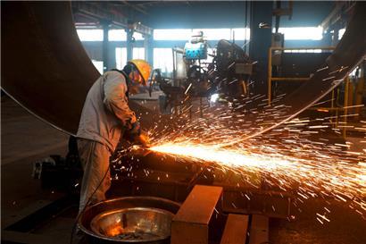 Ein Arbeiter fertigt in einer Fabrik in der Provinz Jiangsu Teile für Windkraftanlagen. 2024 hat China rund 400 Gigawatt an Solar- und Windenergie installiert – mehr als die Hälfte der weltweiten Gesamtleistung.
