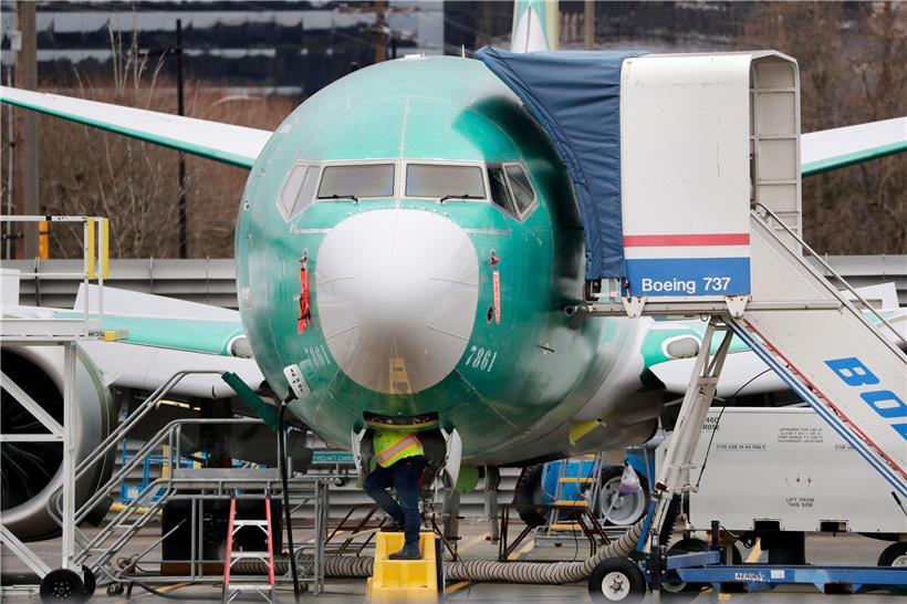 Ein Arbeiter inspiziert eine Boeing 737 MAX. 
