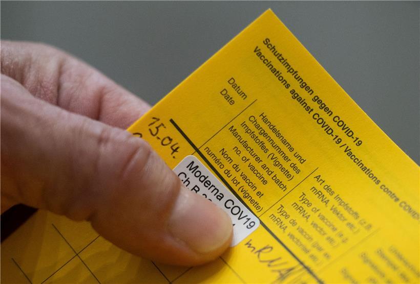 Ein Aufkleber, der auf eine Impfung mit dem Impfstoff Moderna hinweist, klebt im Impfzentrums des Klinikums Stuttgart im Impfpass eines Impflings
