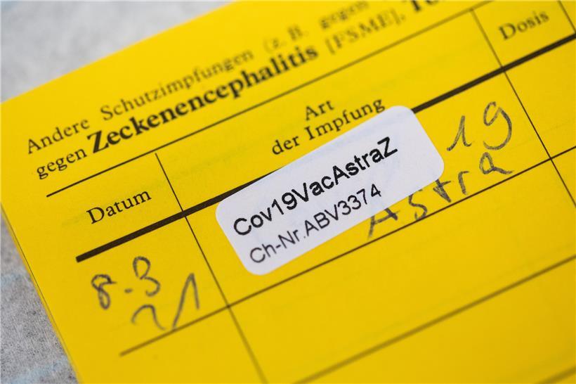 Ein Aufkleber mit der Aufschrift "Cov19VacAstraZ" klebt nach einer Impfung mit dem Impfstoff von AstraZeneca in einem Impfausweis im Impfzentrum in der Koelnmesse
