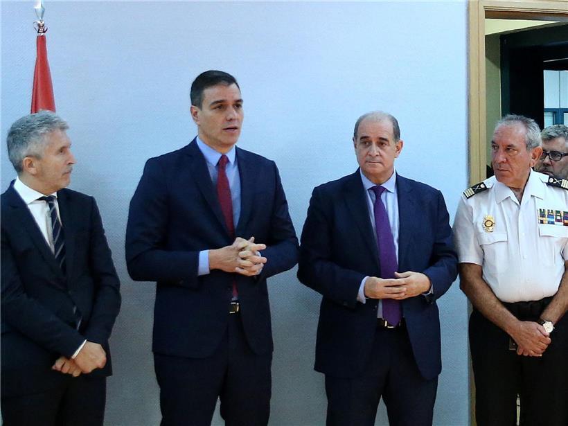 Polizeichef José G., Regierungschef Pedro Sanchez und Innenminister Fernando Grande-Marlaska im Polizeihauptquartier Barcelona 2019