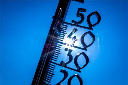 Ein Außenthermometer in einem Kleingarten zeigt knapp 40 Grad an
