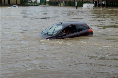 Ein Auto in Ettelbrück während des Hochwassers am 15. Juli
