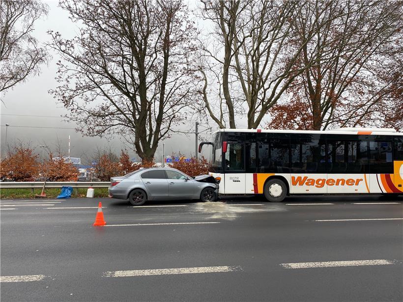 Ein Auto ist auf der N7 bei Ingeldorf frontal gegen einen Bus gefahren
