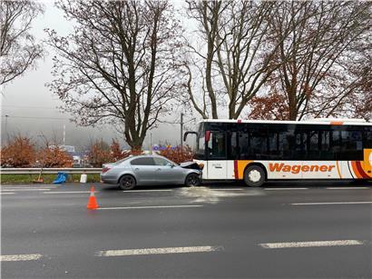 Ein Auto ist auf der N7 bei Ingeldorf frontal gegen einen Bus gefahren
