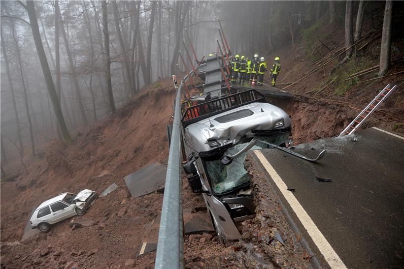 Ein Auto ist einen Hang bei Kordel (Kreis Trier-Saarburg) hinunter gerutscht, nachdem das Auto und der Lastwagen beim Befahren der Landstraße eingebrochen sind. Es hat sich ein «kleiner Krater» gebildet, in den die Fahrzeuge gerutscht seien. 
