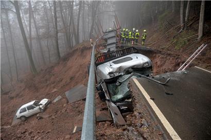 Ein Auto ist einen Hang bei Kordel (Kreis Trier-Saarburg) hinunter gerutscht, nachdem das Auto und der Lastwagen beim Befahren der Landstraße eingebrochen sind. Es hat sich ein «kleiner Krater» gebildet, in den die Fahrzeuge gerutscht seien. 
