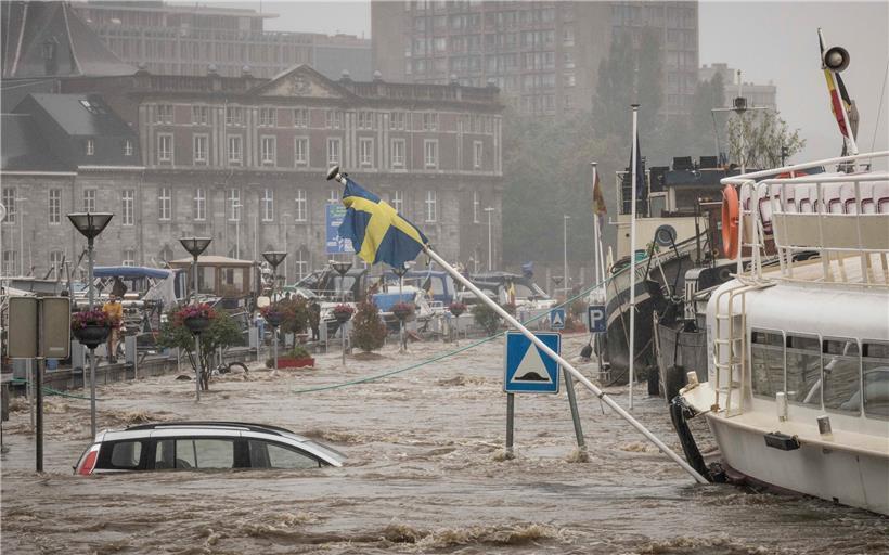 Ein Auto ist in Lüttich komplett vom Hochwasser umgeben
