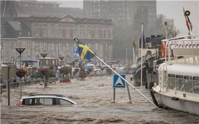 Ein Auto ist in Lüttich komplett vom Hochwasser umgeben
