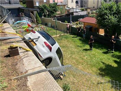 Ein Auto ist in der rue de l’Hôpital in Dudelingen in den Garten gestürzt
