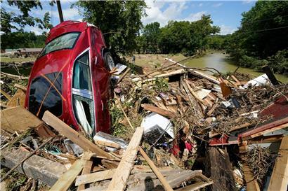 Ein Auto steckt in den Trümmern einer weggespülten Brücke in Waverly, Tennessee
