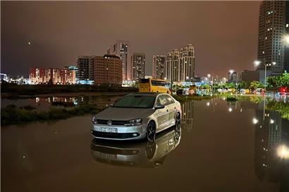 Ein Auto steht auf einer überfluteten Straße nach heftigen Regenfällen in Dubai am frühen Morgen des 17. April 2024
