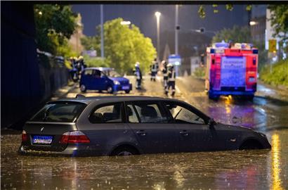 Ein Auto steht in der überfluteten Autounterführung am Österreichischen Platz in Stuttgart
