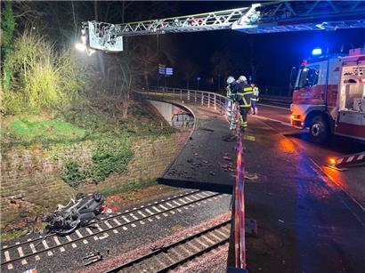 Ein Auto stürzte in Trier in der Nacht zum Samstag fünf Meter von einer Brücke auf die Bahngleise
