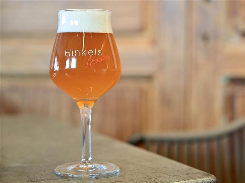Autodidakt beim Bierbrauen in der Hinkelsbaacher Brauerei in Fouhren, Tandel – traditionelle Handwerkskunst und Craft Bier