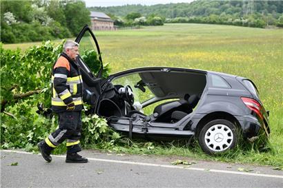 Ein Autofahrer ist am Dienstagnachmittag von der Straße abgekommen
