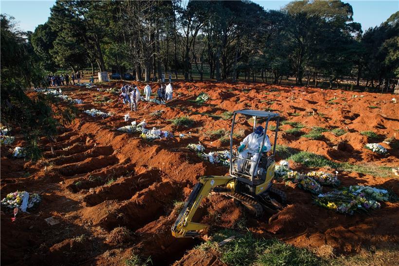 Ein Bagger gräbt inmitten der Corona-Pandemie im brasilianischen Sao Paulo weitere Gräber auf dem Friedhof Vila Formosa.
