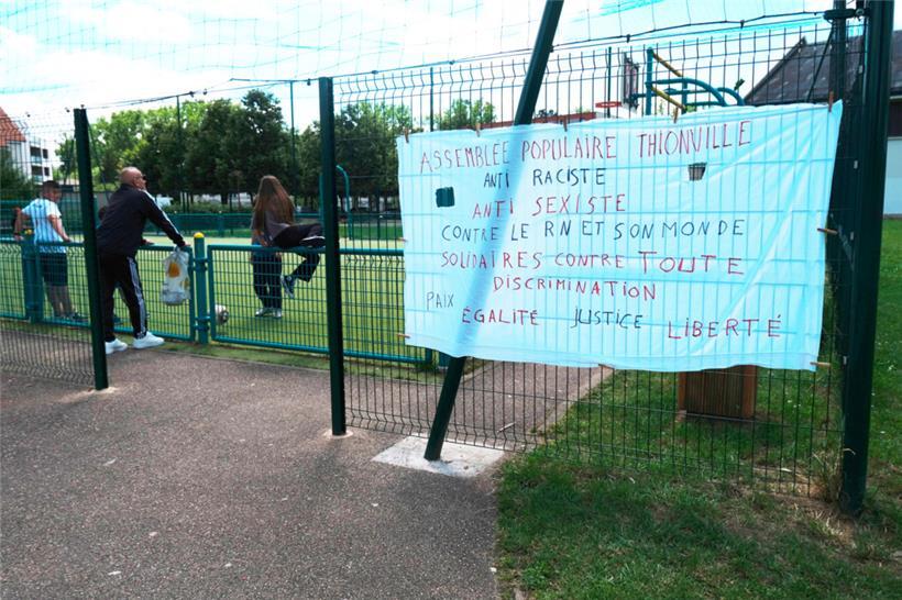Ein Banner an einem angrenzenden Fußballplatz klärt interessierte Passanten über das Ziel des Picknicks auf
